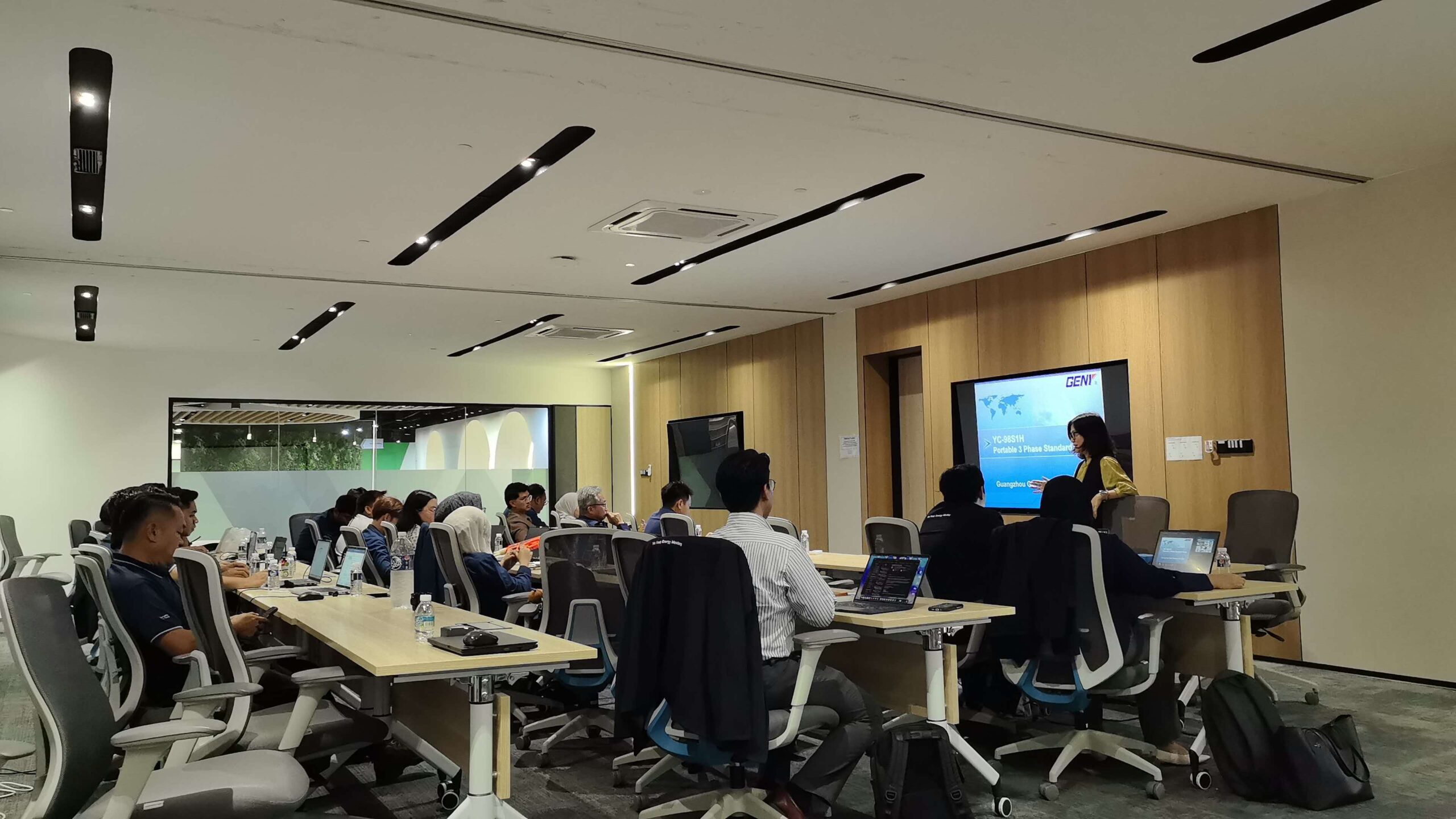 GENY Conducts YC-98S1H Portable Three Phase Standard Meter Training for SESB in Malaysia 3 (2)