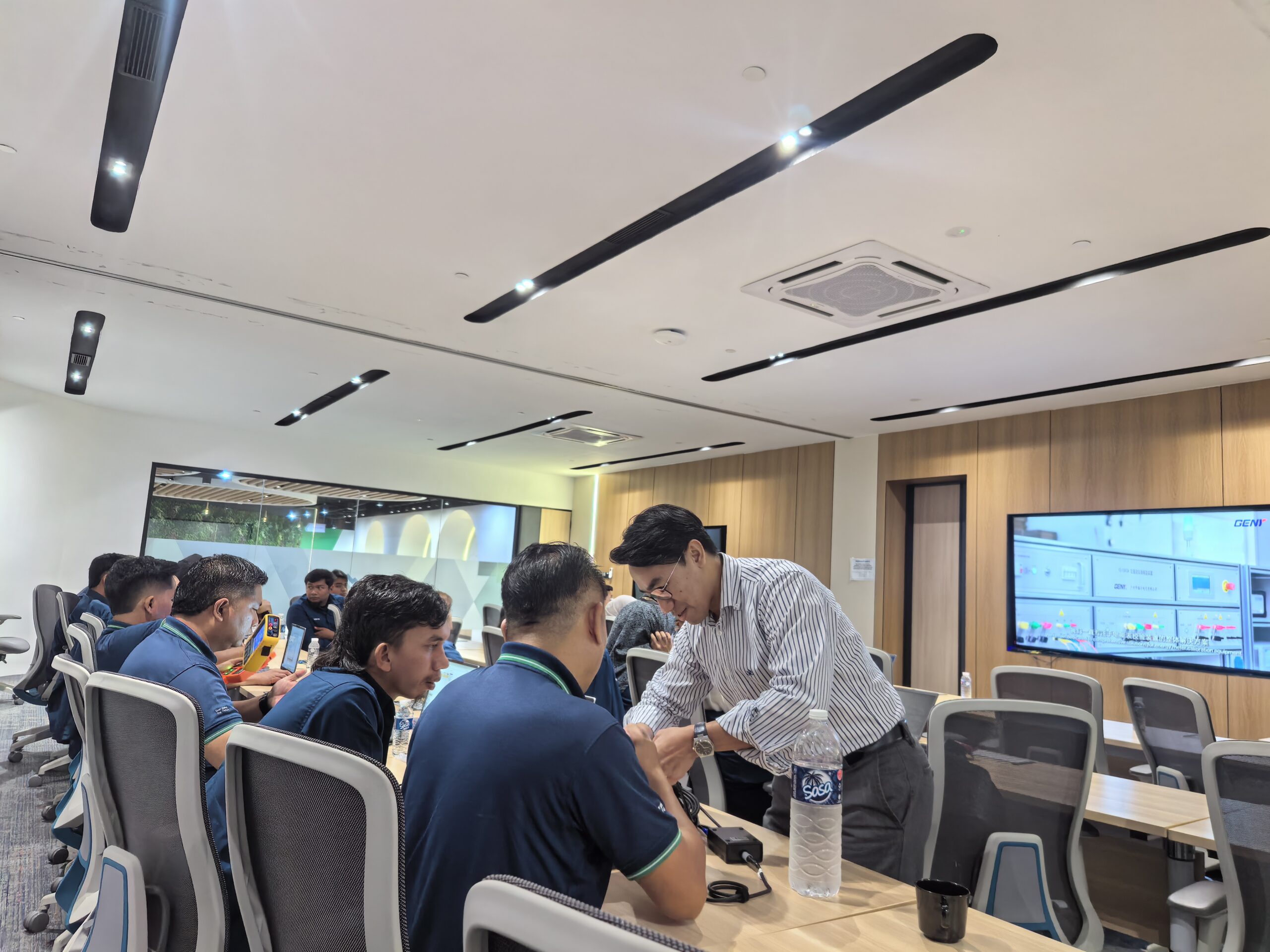 GENY Conducts YC-98S1H Portable Three Phase Standard Meter Training for SESB in Malaysia 5 (2)
