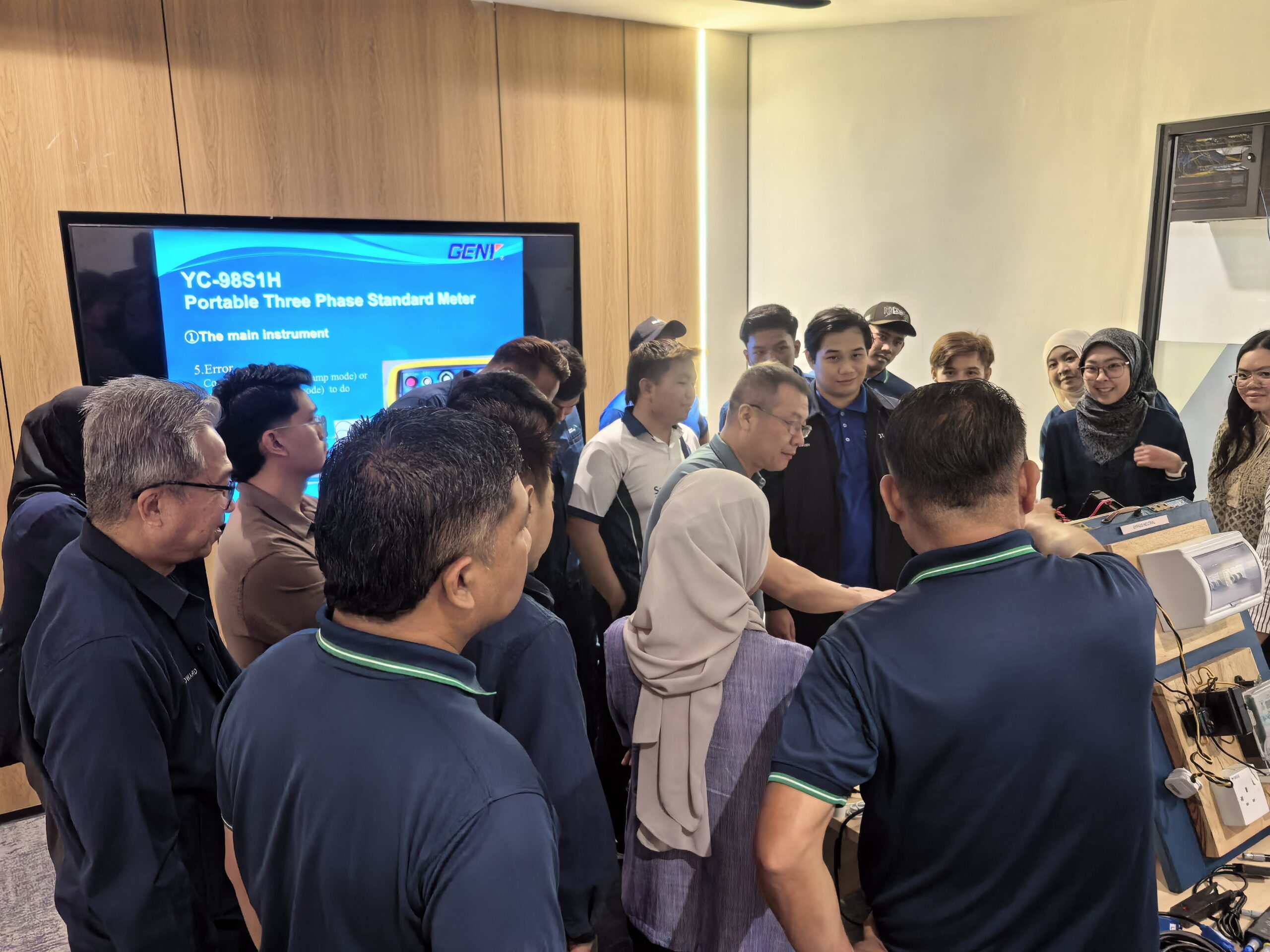 GENY Conducts YC-98S1H Portable Three Phase Standard Meter Training for SESB in Malaysia c73ce8661cda68e05c3c3915df5b226c